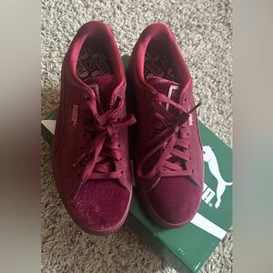Burgundy, suade pumas